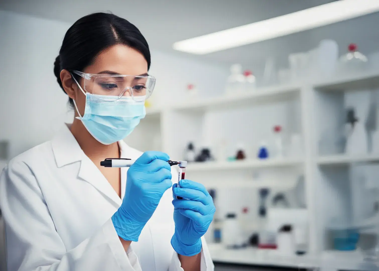 Mujer en un laboratorio